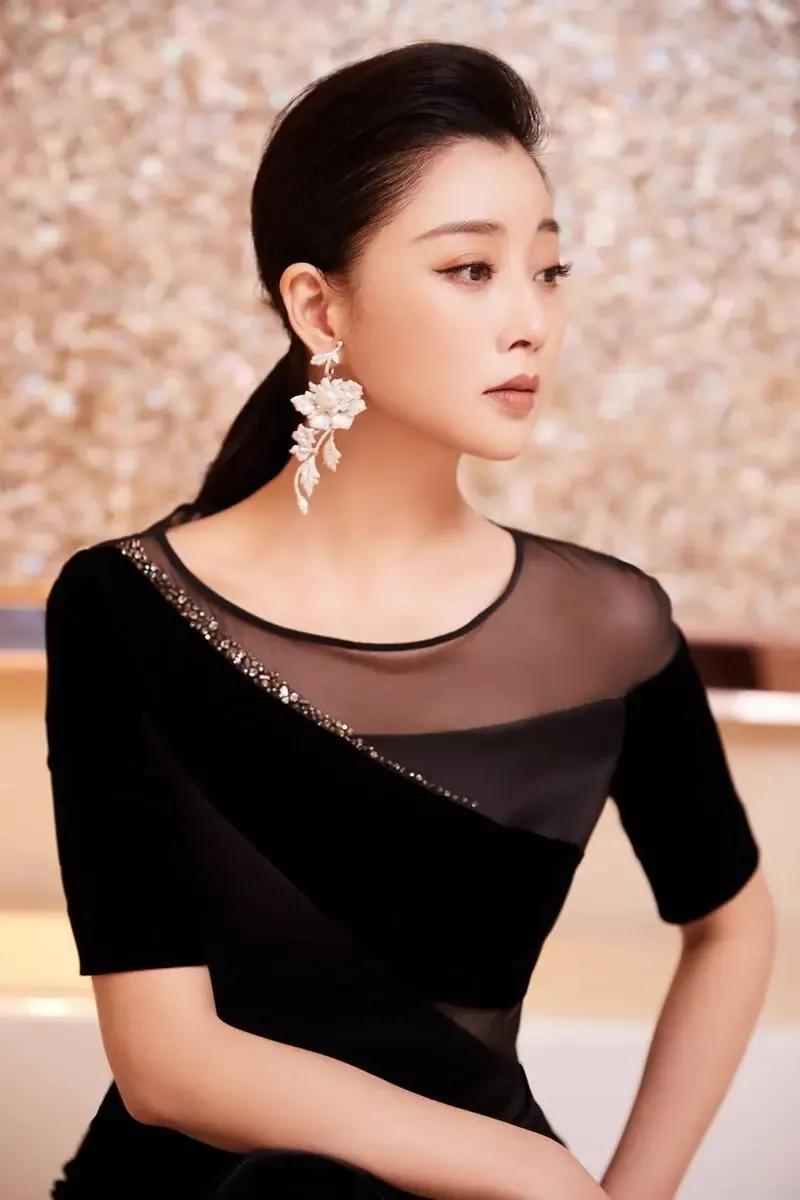 开300万宾利豪车,女明星殷桃的生活太幸福了