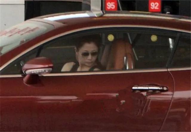 开300万宾利豪车,女明星殷桃的生活太幸福了