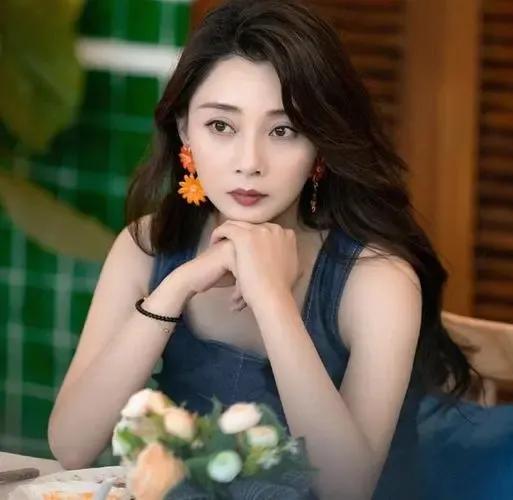 开300万宾利豪车,女明星殷桃的生活太幸福了