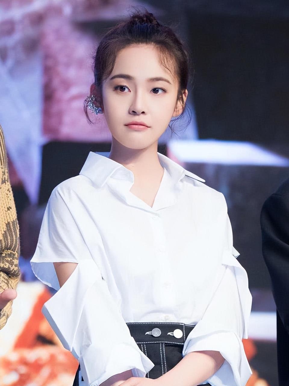 皮肤细嫩紧致的张佳宁素颜录视频,做手工被称赞心灵手巧