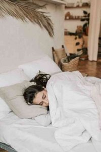 ​女人睡觉吹气是什么预兆（女人睡着了吹气好不好呢）