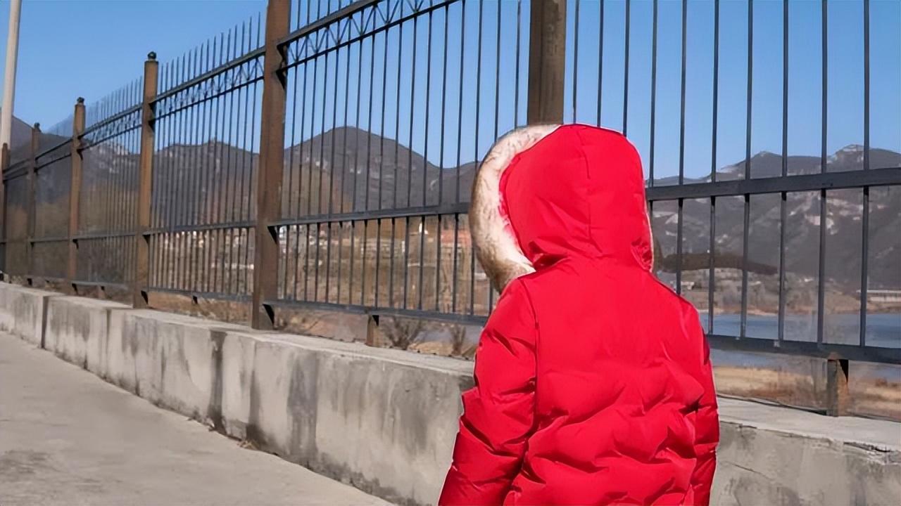 扫墓穿红色衣服可以吗(扫墓忌讳穿什么衣服)