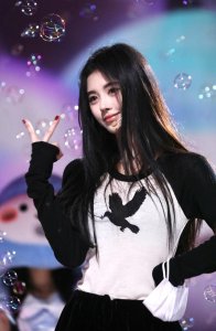 ​鞠婧祎舞台排练照曝光 长发柔顺肤白貌美