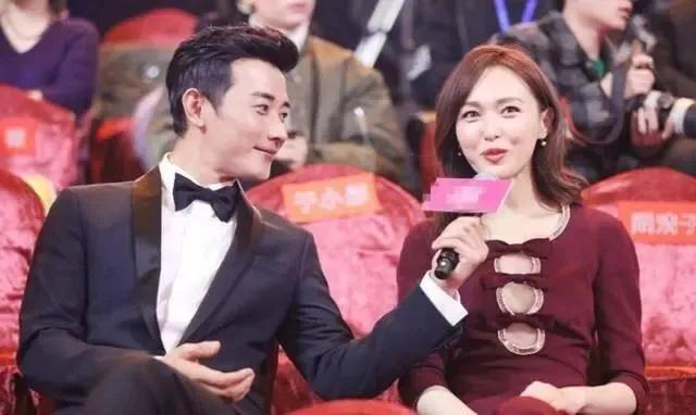 复出后的唐嫣：笑起来真甜