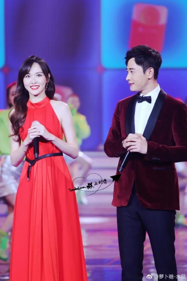 复出后的唐嫣：笑起来真甜