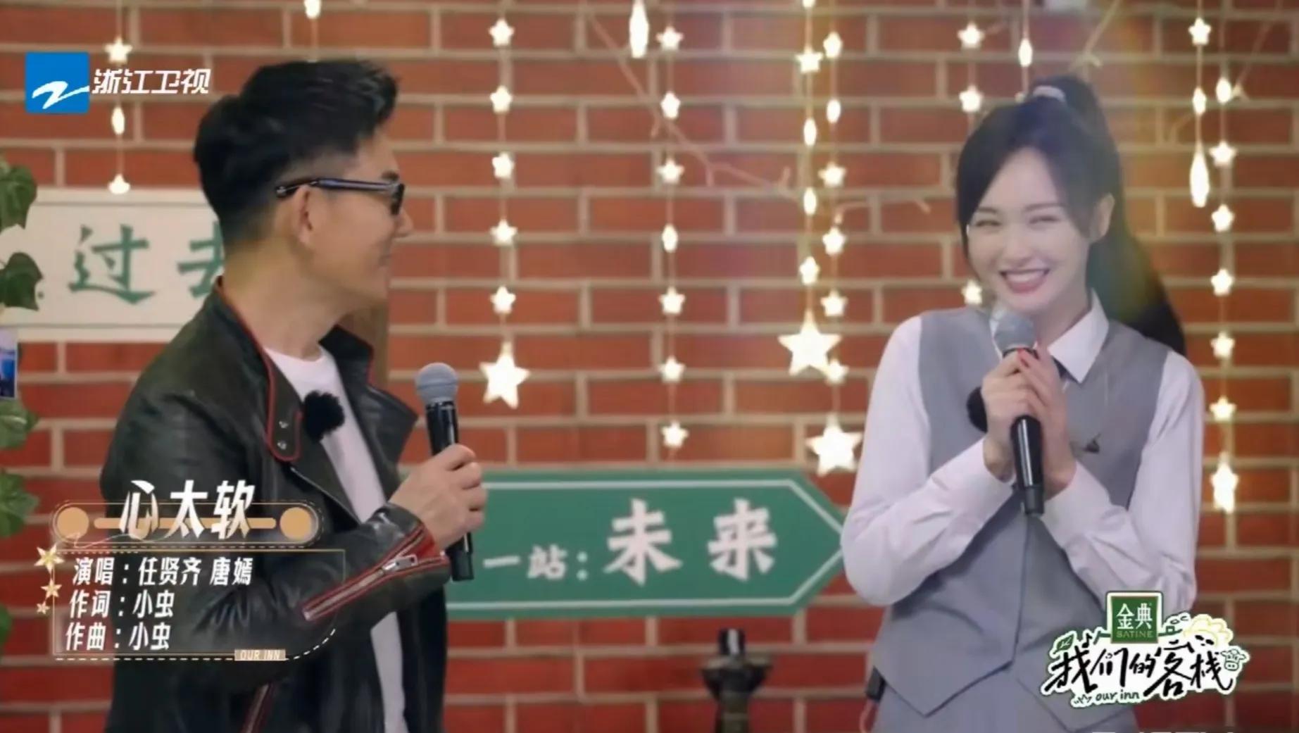 复出后的唐嫣：笑起来真甜