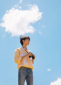 ​越野风情！王俊凯非洲写真 坐车顶眺望远方风景