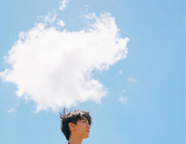 越野风情！王俊凯非洲写真 坐车顶眺望远方风景