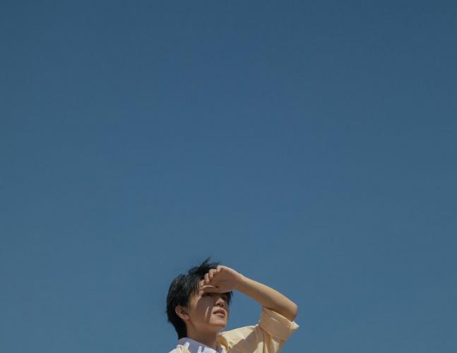 越野风情！王俊凯非洲写真 坐车顶眺望远方风景