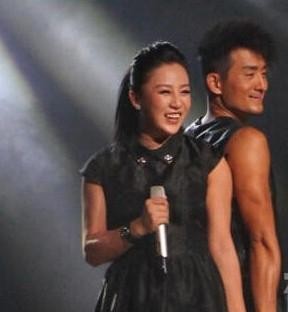 阿宝张冬玲闪婚(星光大道走出的阿宝 私下生活奢侈)