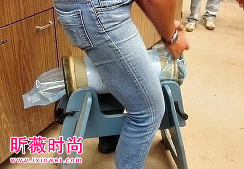 美女竟然给马交配 让马更好的繁殖