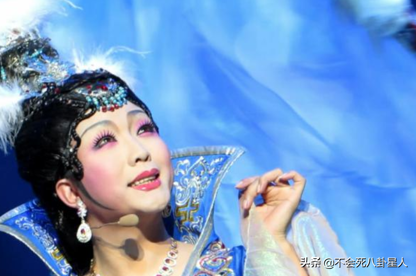 跳河自杀、要饭乞讨，被梅葆玖称哗众取宠的李玉刚，现状如何