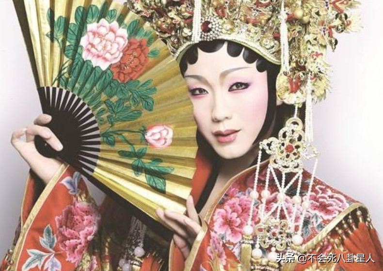 跳河自杀、要饭乞讨，被梅葆玖称哗众取宠的李玉刚，现状如何