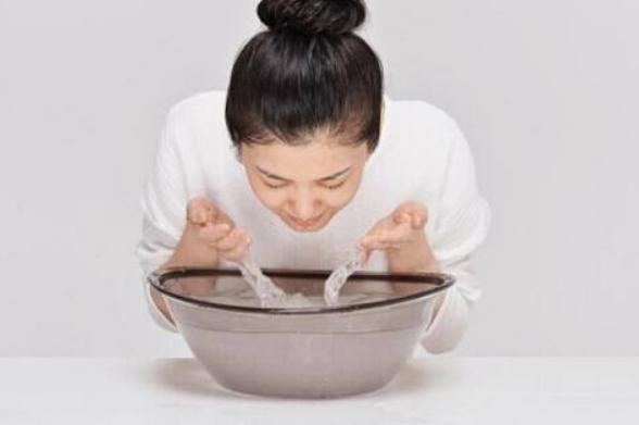 淘米水能洗脸-（长期用淘米水洗脸有什么坏处影响）