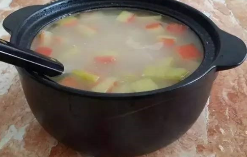 汤太咸了怎么补救(汤咸了放糖可以变淡吗)