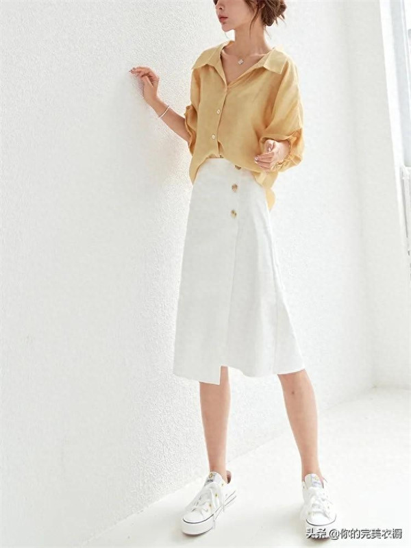 白色裙子搭配什么上衣好看(下身白色长裙怎么搭上衣)