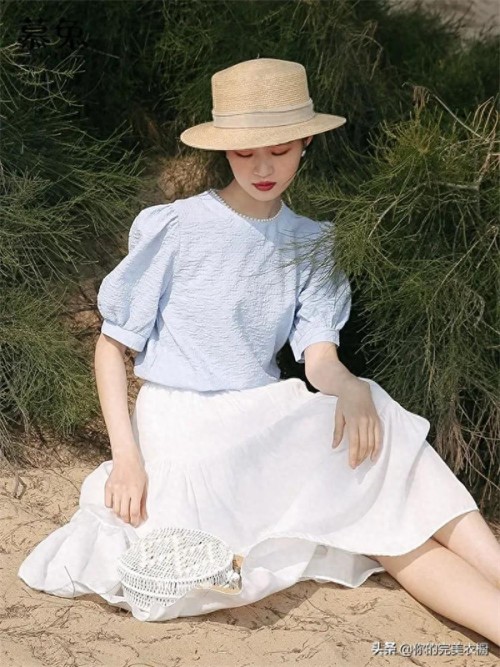 白色裙子搭配什么上衣好看(下身白色长裙怎么搭上衣)