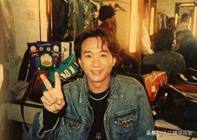 ​黄家驹葬礼现场老照片：日本人给他抬棺扶灵，歌迷们更是哭成泪人