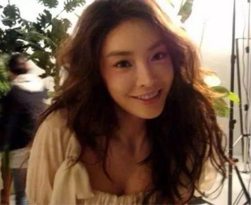 ​她自曝被潜规则达百次之多，就连换件衣服的时间都不放过