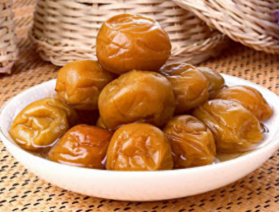 ​自制腌咸梅，掌握3个技巧，口感好还易于保存，青梅不担心放坏了