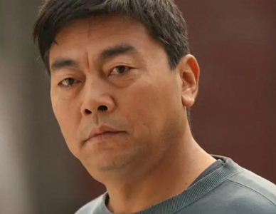 ​张飞演员李靖飞65岁去世，瘫痪多年，用微薄收入抚养女儿长大成人