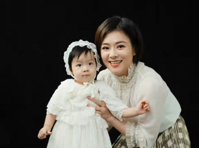 ​主持人陈辰罕晒全家福，与小3岁老公似姐弟，曾在41岁时高龄生女