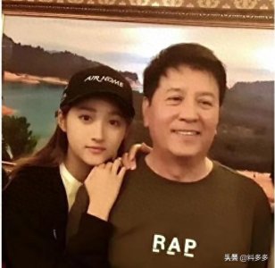 ​关晓彤的爸爸是干什么的 关晓彤家庭背景很大是真的吗