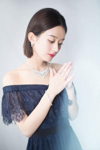 ​赵丽颖撞衫半个娱乐圈都没有输，直到遇见她，网友：胜负一目了然