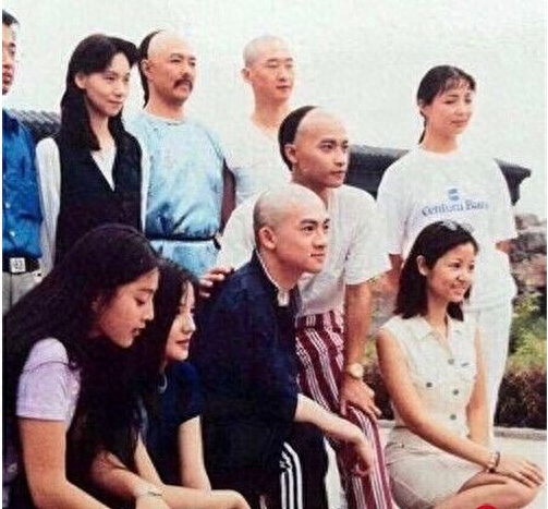 罕见《还珠格格》剧照：看到第三张穿帮镜头再也忍不住笑了