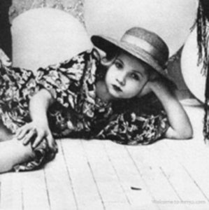 ​伊娃爱洛尼斯科：11岁登《花花公子》封面，被母亲当作赚钱机器