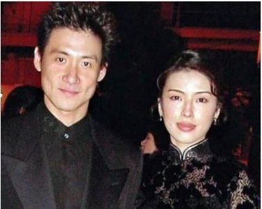 ​52岁罗美薇生活近照，她曾是梅艳芳结契姐妹，张学友对她一见钟情32年不离不弃