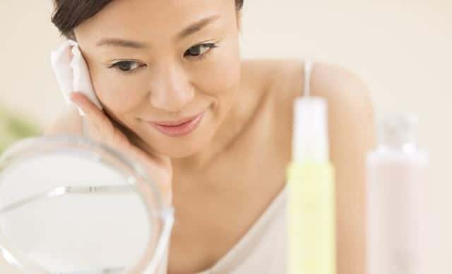粉底液4年了还能用吗（涂粉底液前还需要涂什么）