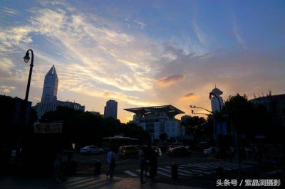 ​日本指弹吉他大师伍伍慧在上海演出时有个很特别的动作