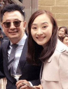 ​43岁黄海波罕秀恩爱，妻子肤白貌美惹人羡，两人对镜头灿笑好幸福