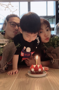 ​Ella一家三口为儿子庆3岁生日，蛋糕尺寸太迷你，1米9老公会撒娇