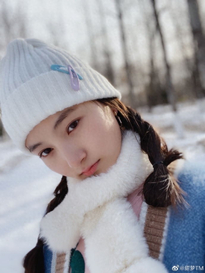 冰清玉洁的小美女牛欣欣，雪地林中留美照