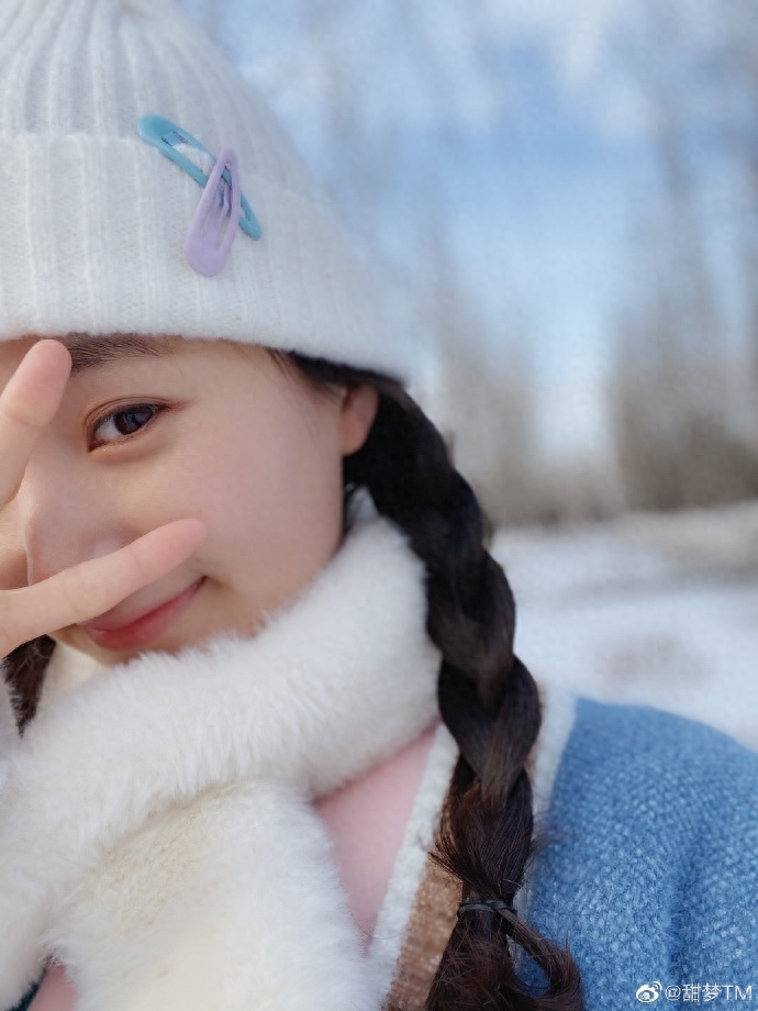 冰清玉洁的小美女牛欣欣，雪地林中留美照