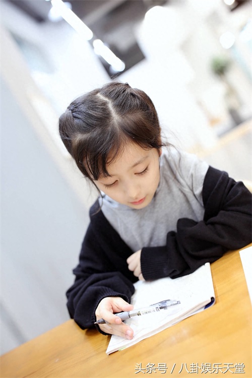 看了童星裴佳欣的近照,难怪连王思聪都在盼着她长大!