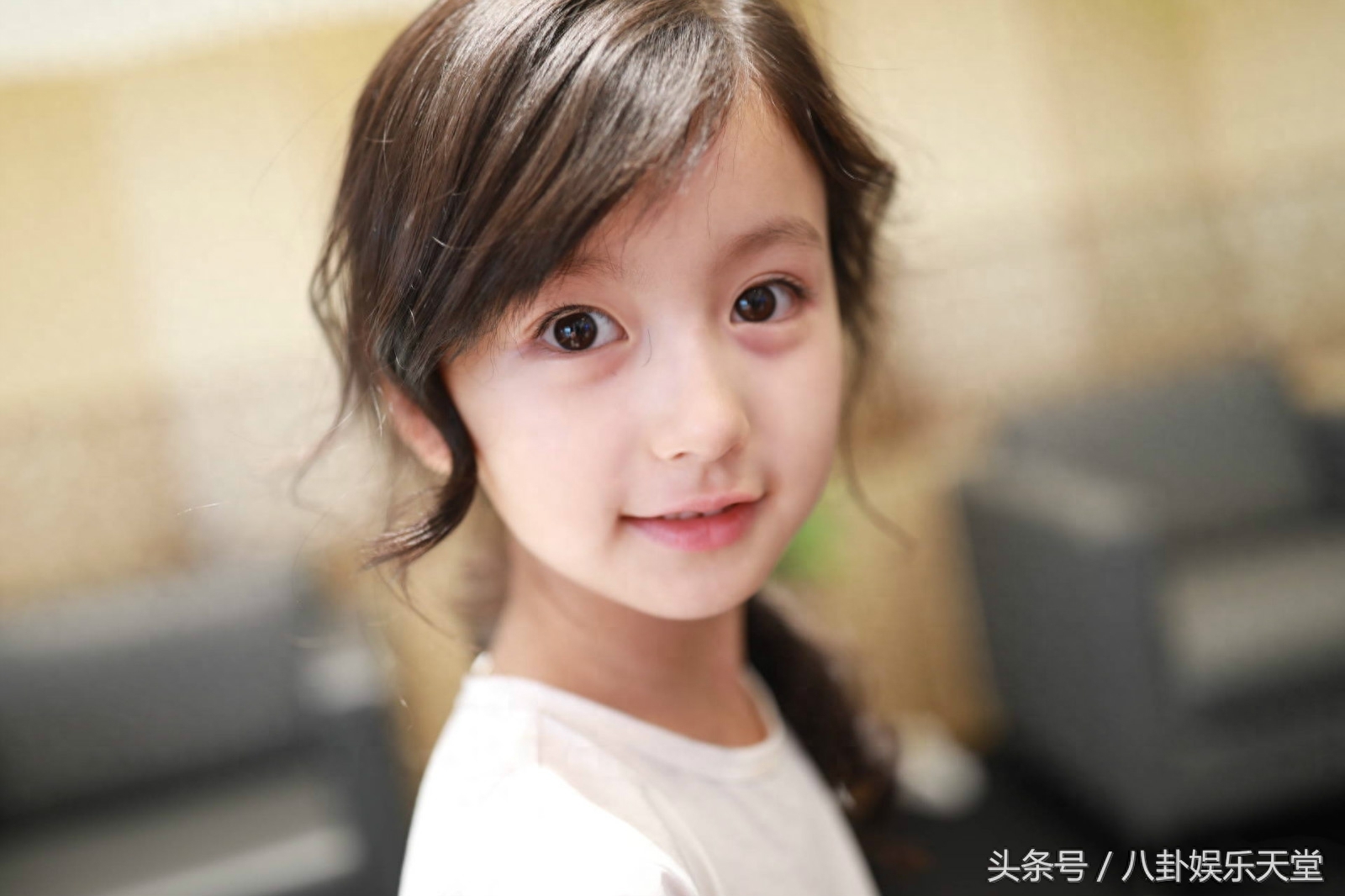 看了童星裴佳欣的近照,难怪连王思聪都在盼着她长大!
