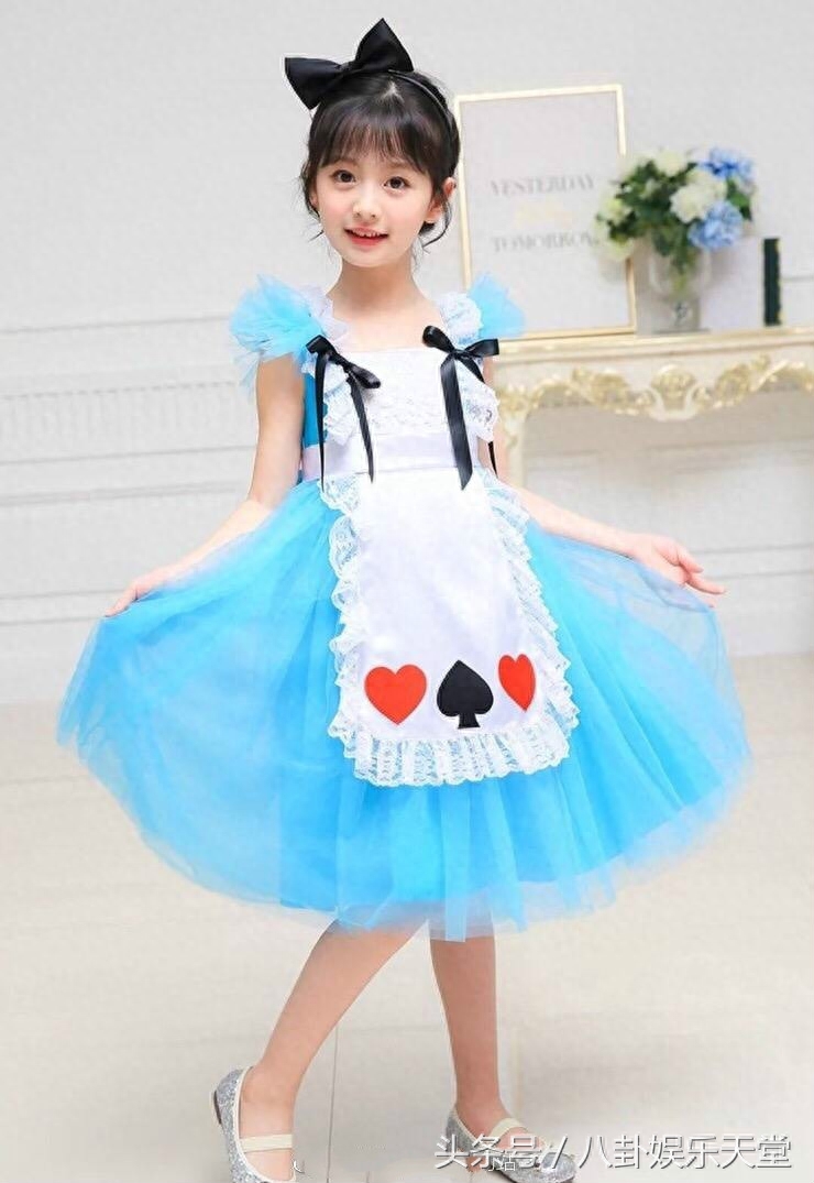 看了童星裴佳欣的近照,难怪连王思聪都在盼着她长大!