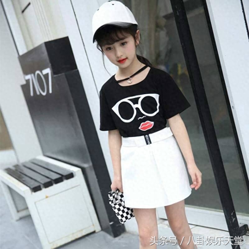 看了童星裴佳欣的近照,难怪连王思聪都在盼着她长大!