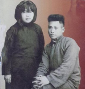 ​开国少将以为妻子被炸身亡，他再娶越南夫人，建国后得知妻儿尚在