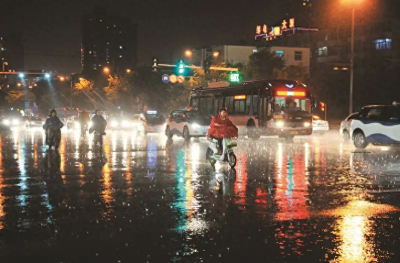 ​1994年，拾荒老人收养一独臂女弃婴，捡废品供她上学，后来怎样了