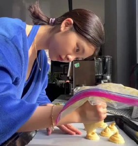 ​黄多多穿着暴露引争议，是网友太苛刻，还是家长教育不对？