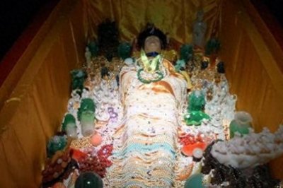 ​孙殿英盗慈禧墓的全过程：他在墓中干了什么？到底带走多少珠宝？