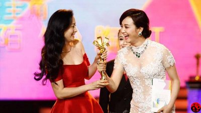 ​49岁大陶红和46岁小陶虹，虽看似双胞胎姐妹，人生差距却挺大