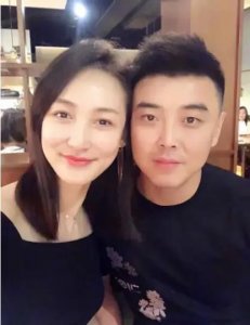 ​世界冠军王皓与妻子闫博雅甜蜜爱情的“小波浪”
