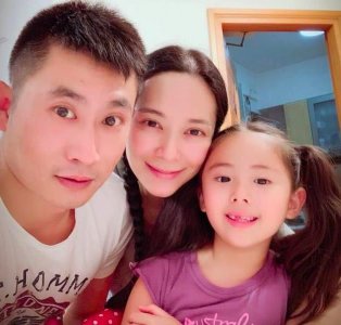 ​郭羡妮朱少杰离婚？(与小6岁老公1年没见面，如今晒一家三口合影破离婚传言)