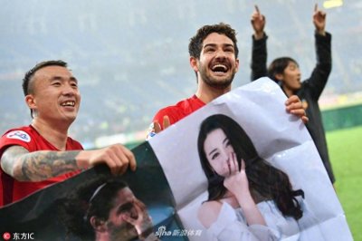 ​帕托进球全场喊迪丽热巴，女方回应：对足球不了解！