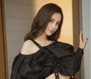 ​‬杨颖曝出新男友？(与男友人酒吧滑雪场约会)